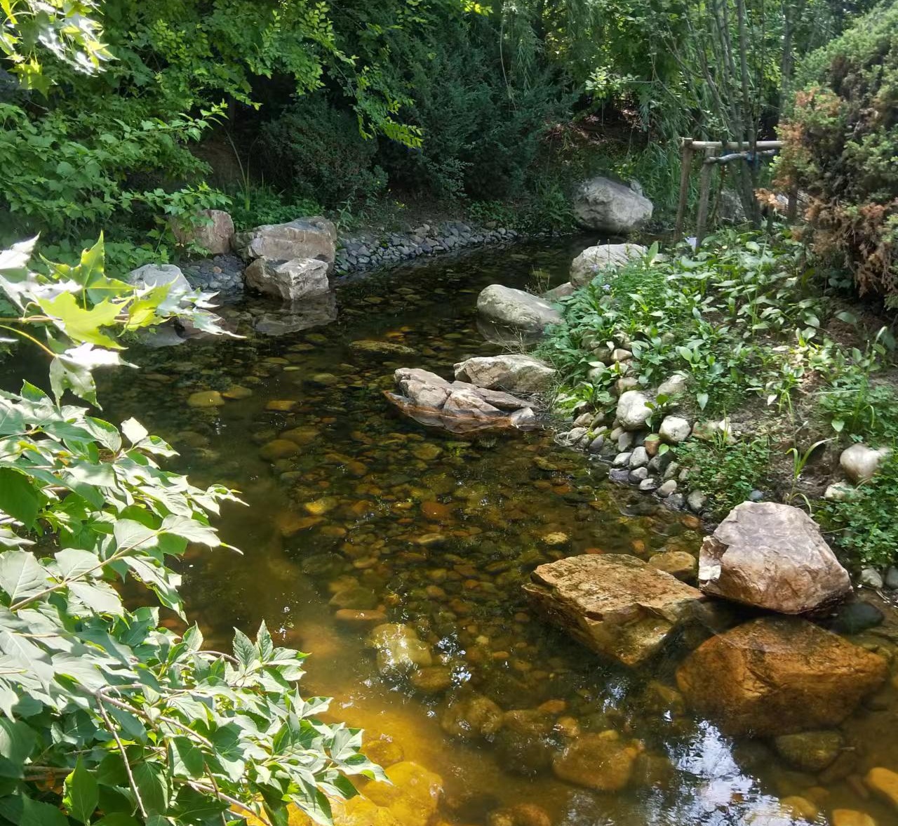 長春假山噴泉在現(xiàn)代水景中的作用